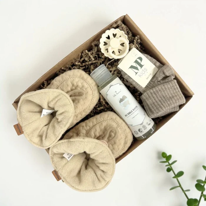 Barselsgave | Lille sandfarvet gave til baby