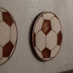 Fodbold vægdekoration i bambus – fodbold til væg eller dør (10 cm) - dansk produceret